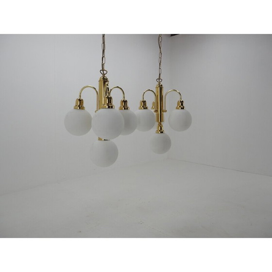 Image 1 of Paire de lustres vintage en verre et laiton avec globes, Tchécoslovaquie