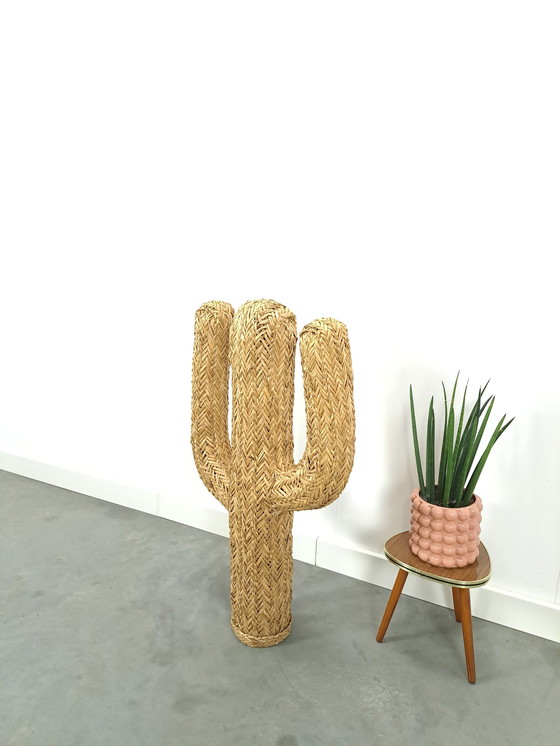 Image 1 of Cactus de paille en rotin