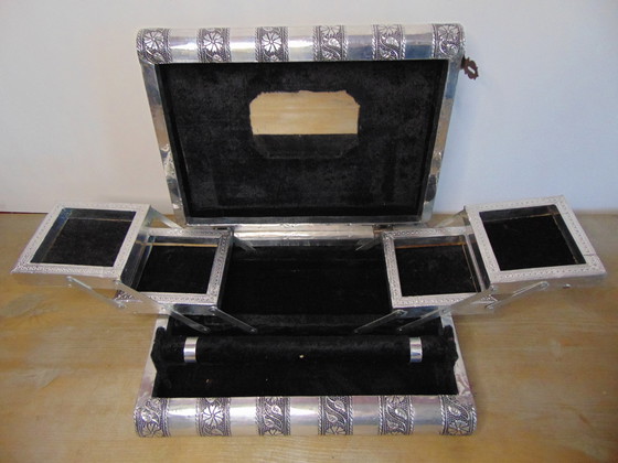 Image 1 of Deux boîtes ou étuis à bijoux