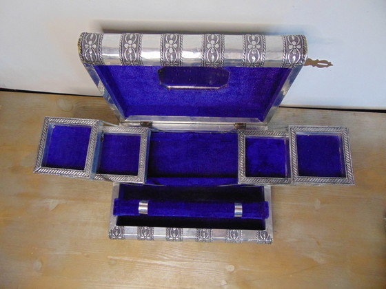 Image 1 of Deux boîtes ou étuis à bijoux