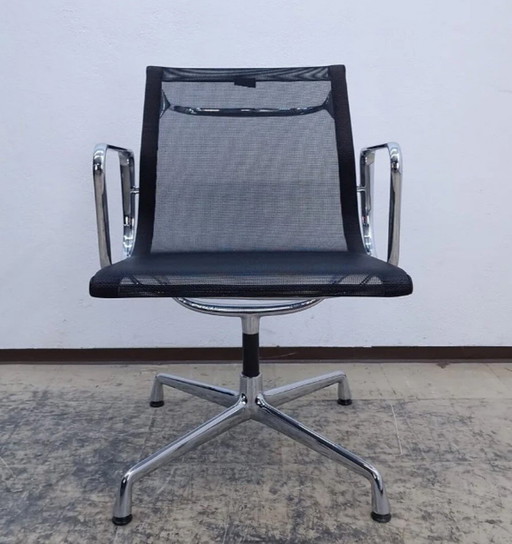 8x Vitra Eames Ea 107/108 Meeting Chair, de couleur noire. Avec table assortie