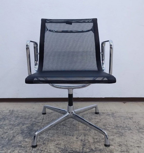 Image 1 of 8x Vitra Eames Ea 107/108 Meeting Chair, de couleur noire. Avec table assortie