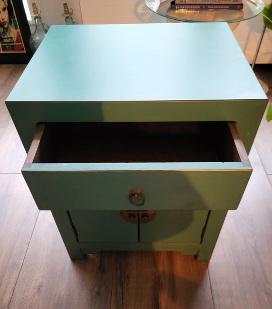 Image 1 of Table de nuit chinoise en turquoise.