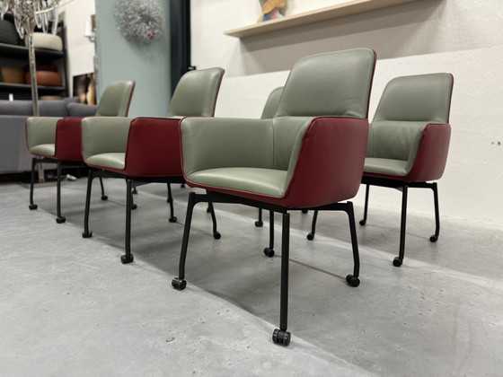 Image 1 of 6 chaises de salle à manger Leolux Gyon à roulettes en cuir vert et rouge