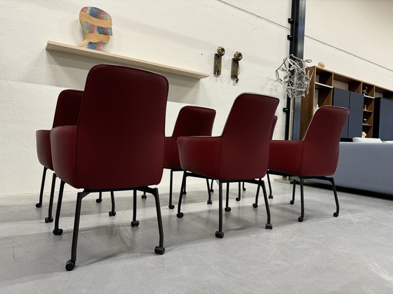 Image 1 of 6 chaises de salle à manger Leolux Gyon à roulettes en cuir vert et rouge