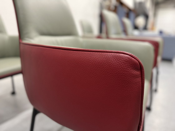 Image 1 of 6 chaises de salle à manger Leolux Gyon à roulettes en cuir vert et rouge