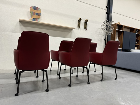 Image 1 of 6 chaises de salle à manger Leolux Gyon à roulettes en cuir vert et rouge