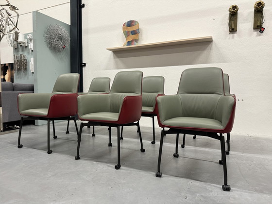 Image 1 of 6 chaises de salle à manger Leolux Gyon à roulettes en cuir vert et rouge