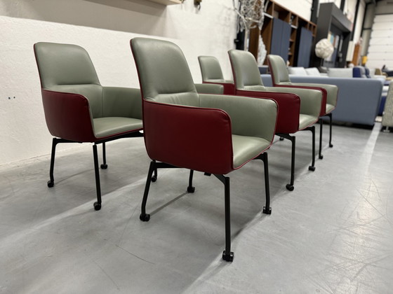 Image 1 of 6 chaises de salle à manger Leolux Gyon à roulettes en cuir vert et rouge