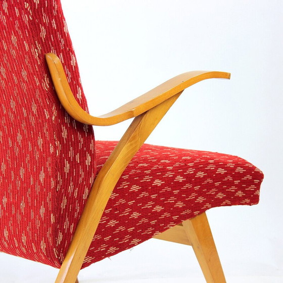 Image 1 of Fauteuil du milieu du siècle en tissu rouge et bois blond par Mier, Tchécoslovaquie années 1960