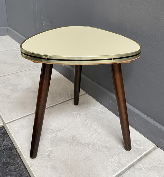 Image 1 of Petite table d'appoint triangulaire Vanille jaune 1960S