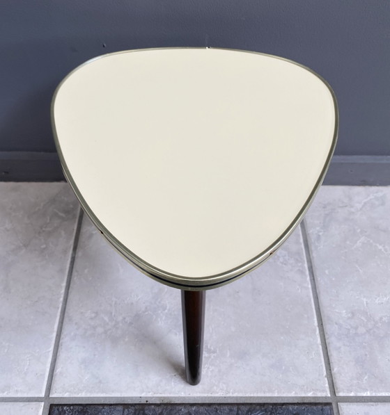 Image 1 of Petite table d'appoint triangulaire Vanille jaune 1960S