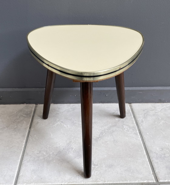 Image 1 of Petite table d'appoint triangulaire Vanille jaune 1960S