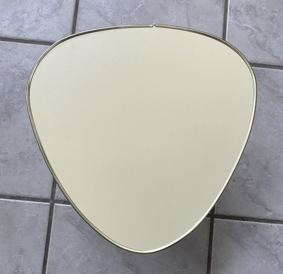 Image 1 of Petite table d'appoint triangulaire Vanille jaune 1960S