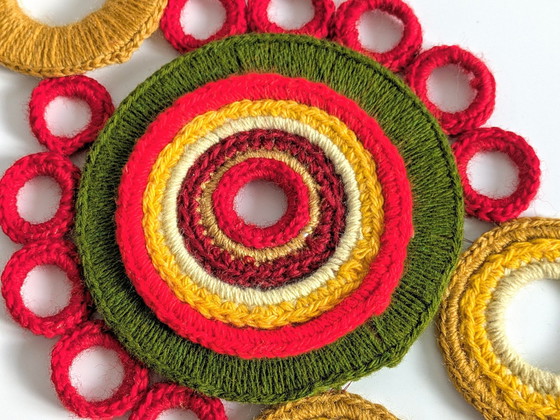 Image 1 of Miroir suspendu en macramé | Vintage Floral Fiber Art | 1970's