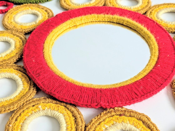 Image 1 of Miroir suspendu en macramé | Vintage Floral Fiber Art | 1970's