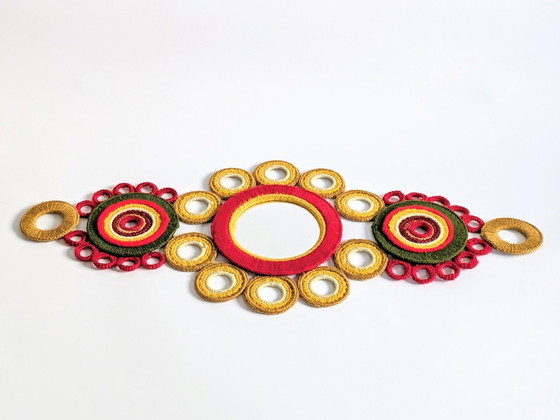 Image 1 of Miroir suspendu en macramé | Vintage Floral Fiber Art | 1970's