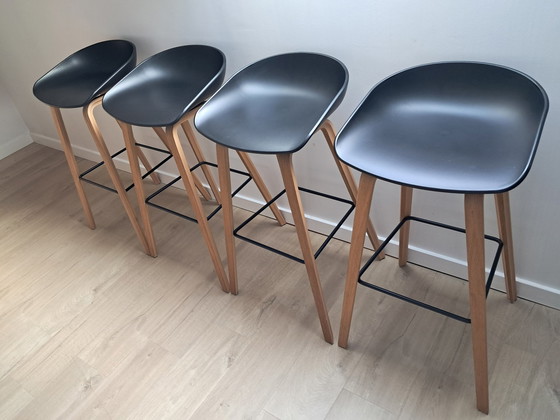 Image 1 of 4X Foin. A propos d'une chaise.