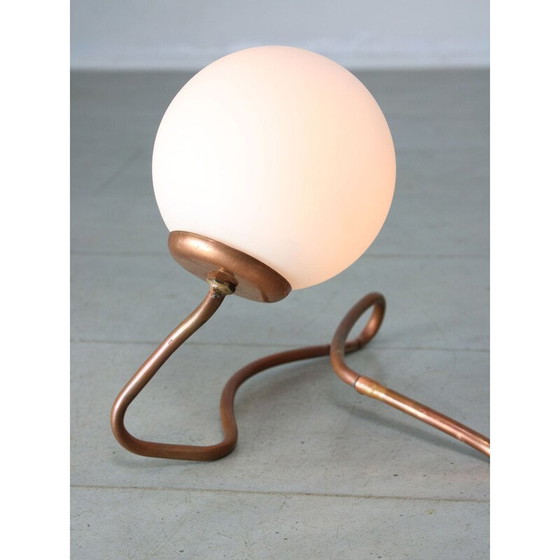 Image 1 of Lampe de table vintage en cuivre organique et verre opalin