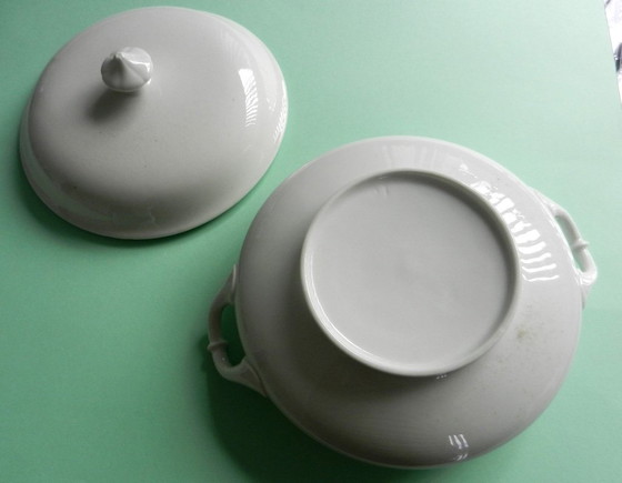 Image 1 of Ancien Légumier En Porcelaine Blanche