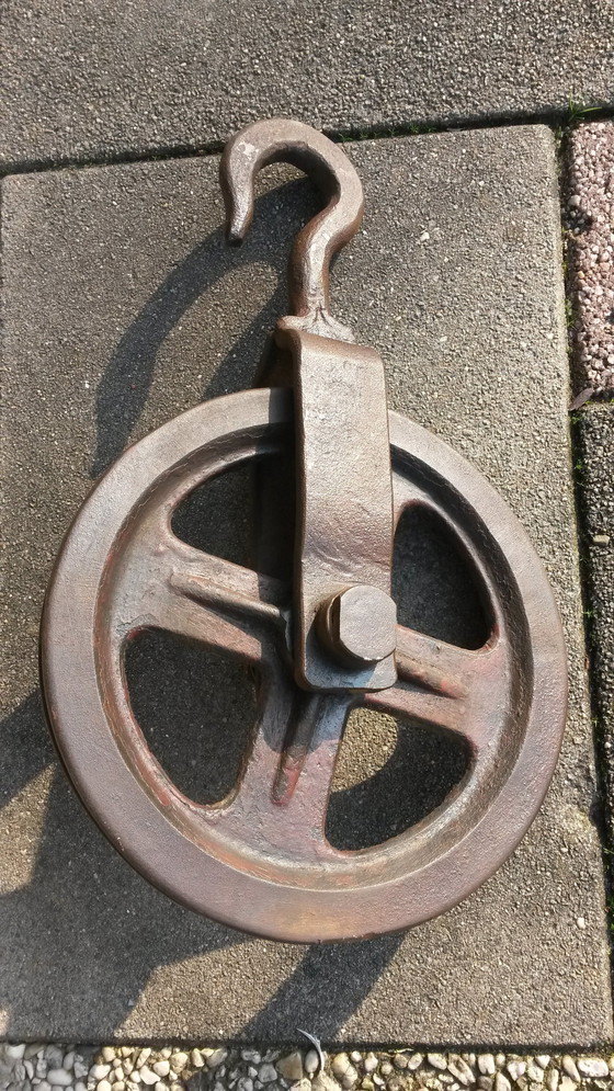 Image 1 of Roue de levage antique de 50 cm de long pour l'enlèvement de maisons sur le canal