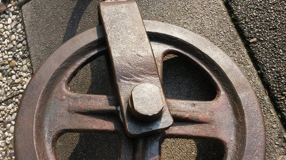 Image 1 of Roue de levage antique de 50 cm de long pour l'enlèvement de maisons sur le canal