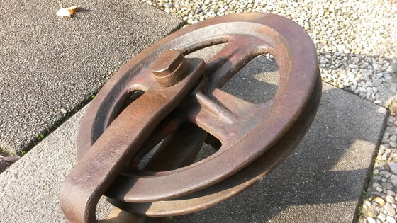 Image 1 of Roue de levage antique de 50 cm de long pour l'enlèvement de maisons sur le canal