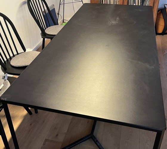 Image 1 of Table noire avec plateau en acier et base en métal noir