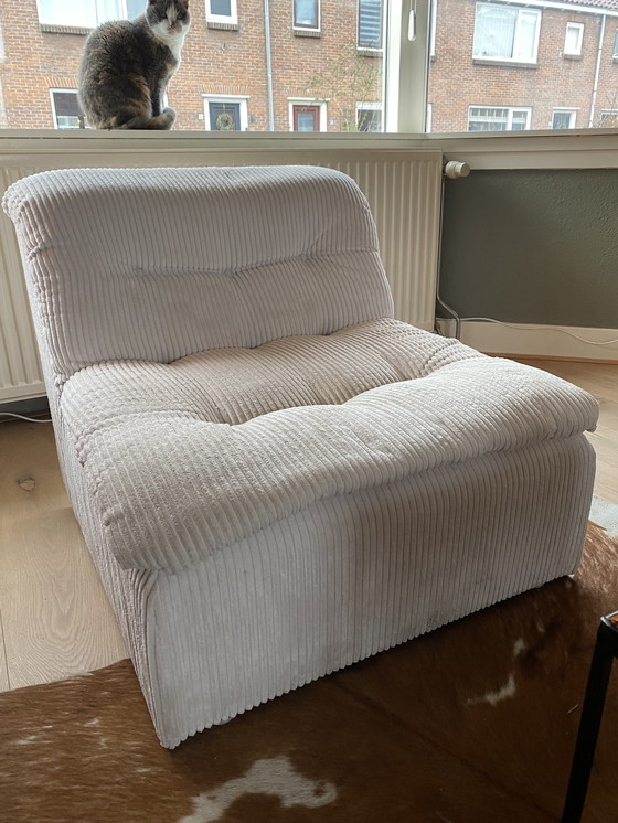 Image 1 of Fauteuil bas en tissu nervuré