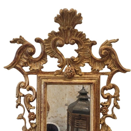 Image 1 of Miroir vintage dans un cadre en bois sculpté et doré