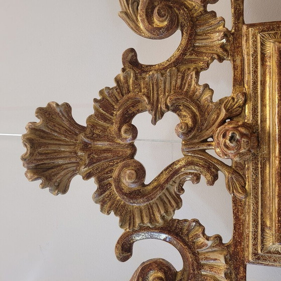 Image 1 of Miroir vintage dans un cadre en bois sculpté et doré