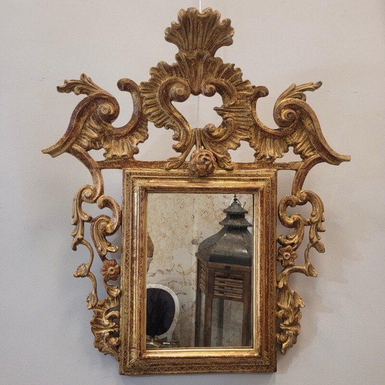 Image 1 of Miroir vintage dans un cadre en bois sculpté et doré