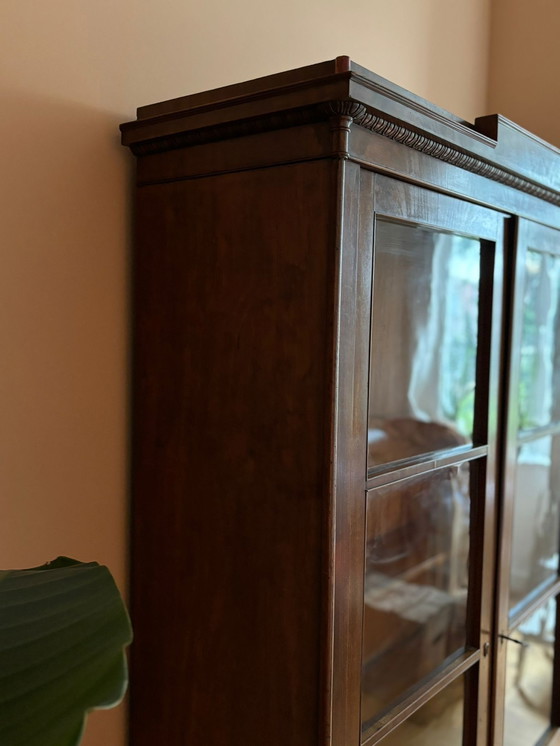 Image 1 of Bibliothèque classique en bois avec portes en verre