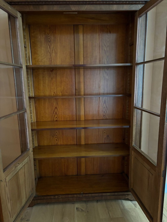 Image 1 of Bibliothèque classique en bois avec portes en verre