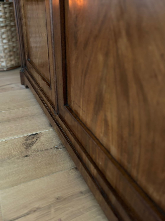 Image 1 of Bibliothèque classique en bois avec portes en verre