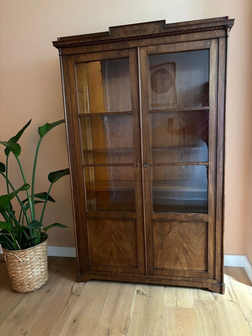 Bibliothèque classique en bois avec portes en verre