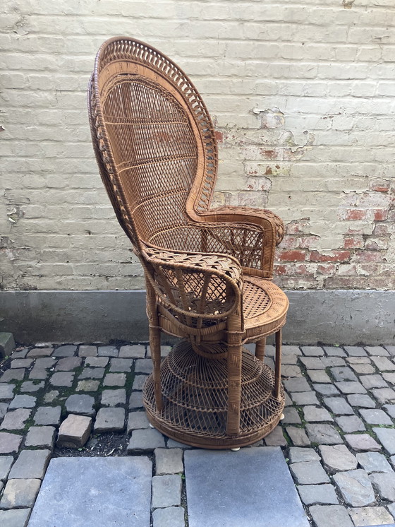 Image 1 of Chaise paon en rotin