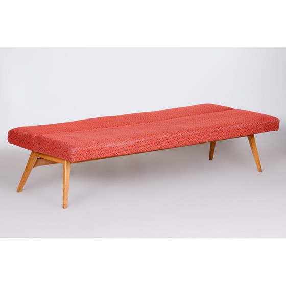 Image 1 of Canapé en bois de chêne du milieu du siècle avec tapisserie rouge, Tchécoslovaquie, années 1950