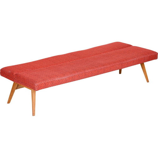 Canapé en bois de chêne du milieu du siècle avec tapisserie rouge, Tchécoslovaquie, années 1950