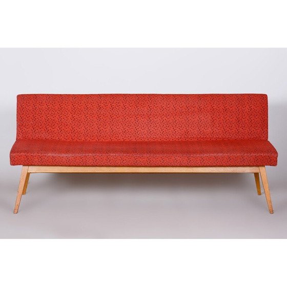 Image 1 of Canapé en bois de chêne du milieu du siècle avec tapisserie rouge, Tchécoslovaquie, années 1950
