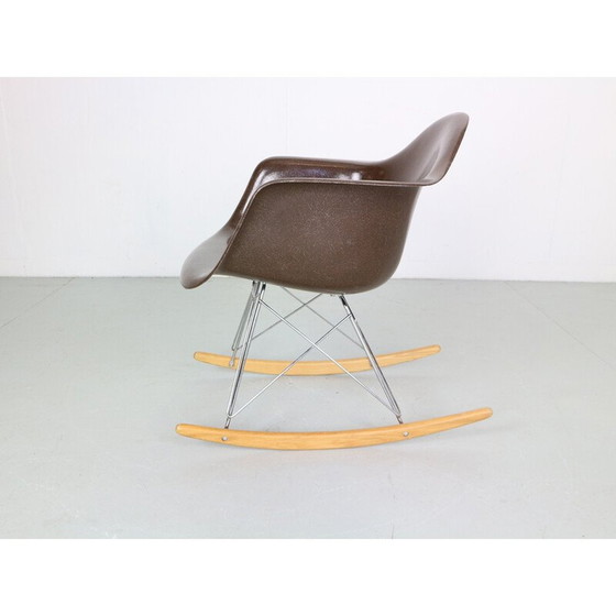 Image 1 of Fauteuil à bascule vintage "RAR" marron par Charles et Ray Eames pour Herman Miller, 1977