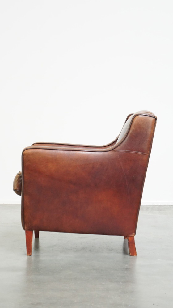 Image 1 of Fauteuil en peau de mouton avec passepoil marron foncé