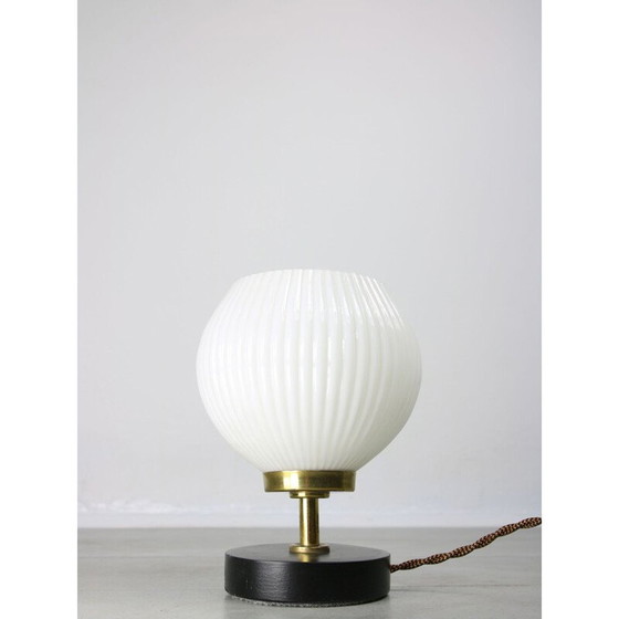 Image 1 of Lampe à poser du Mid Century en laiton et opaline