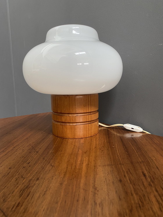 Image 1 of Lampe de table en verre opalin blanc Uluv 1960S