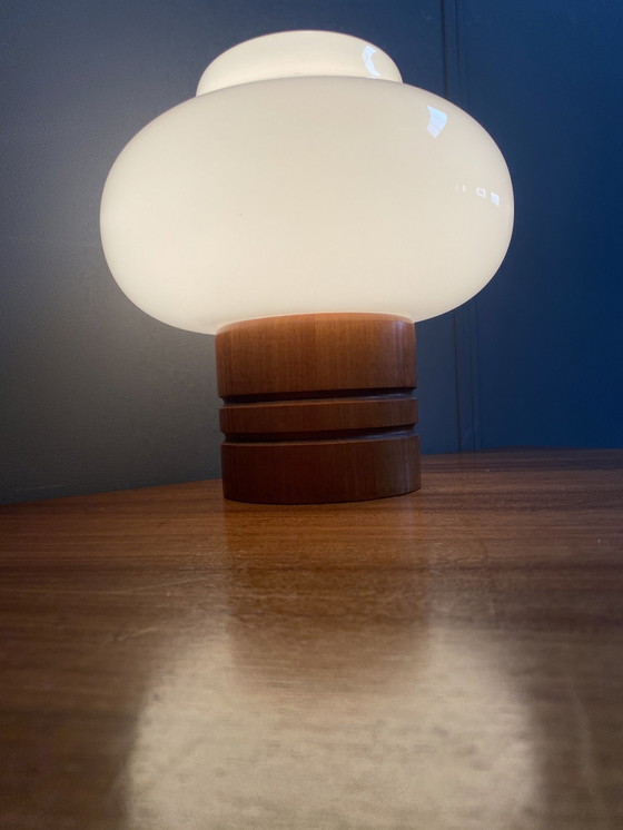 Image 1 of Lampe de table en verre opalin blanc Uluv 1960S