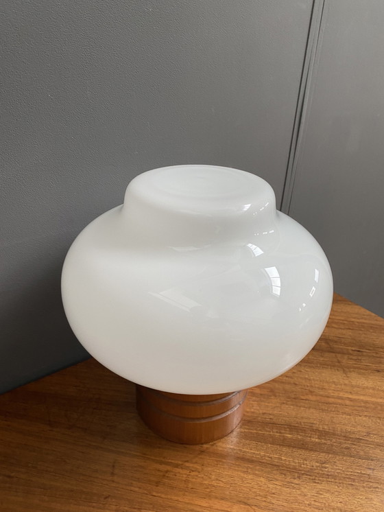 Image 1 of Lampe de table en verre opalin blanc Uluv 1960S