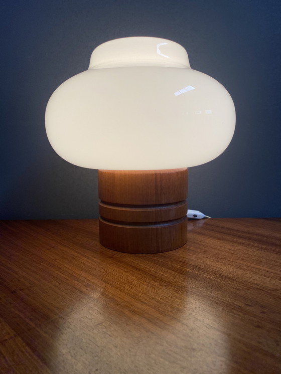 Image 1 of Lampe de table en verre opalin blanc Uluv 1960S