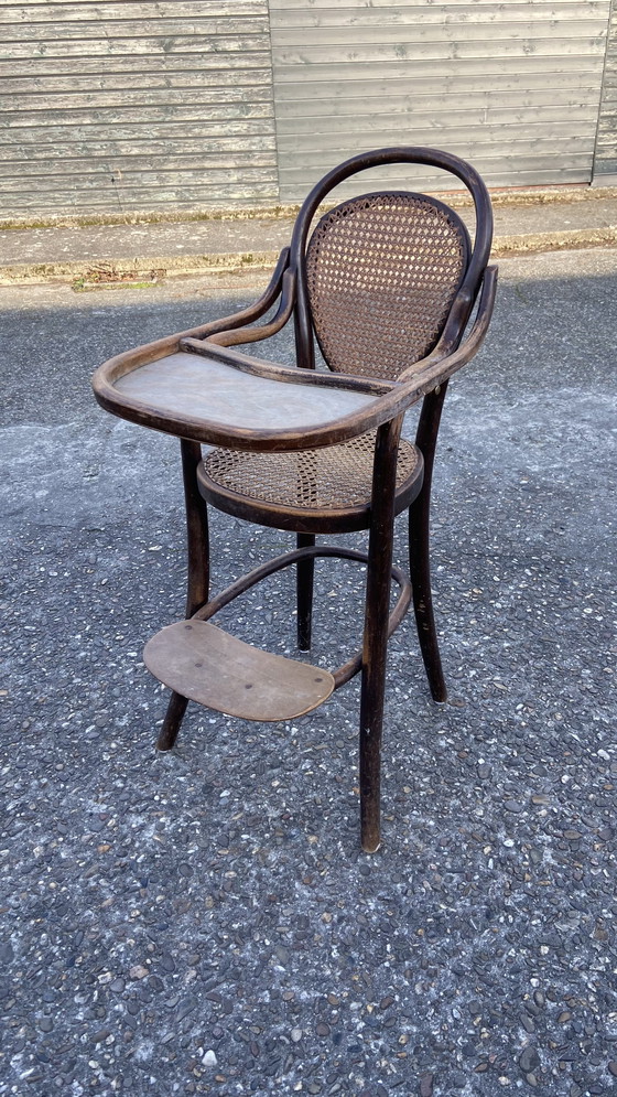 Image 1 of Ancienne chaise haute Thonet en bois courbé avec sangle et table
