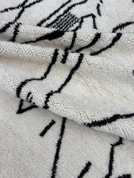 Image 1 of Tapis berbère moderne - Design abstrait noir et blanc (210X300 Cm)