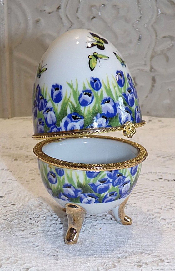 Image 1 of Oeuf Sur Pieds En Porcelaine De Style Fabergé